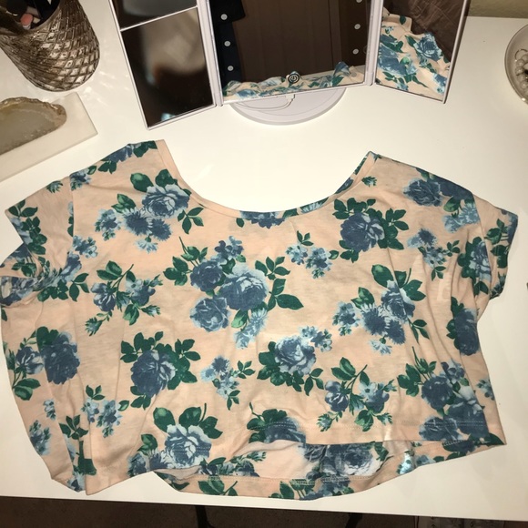 Super cute urban outfitters crop top! - Picture 1 of 3